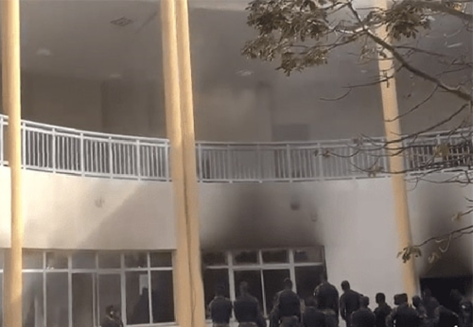 Incendie au Palais de justice / Les sapeurs-pompiers rectifient : «Ce n’est pas une explosion de gaz, ce serait un court-circuit»