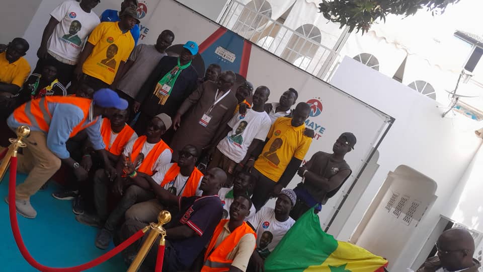 Caravane et visites de proximité: Khalifa Abdoul Aziz Mbaye, membre des Leaders de la Coalition Diomaye President, entre Ngor Almadies-Yoff-Ouest foire...