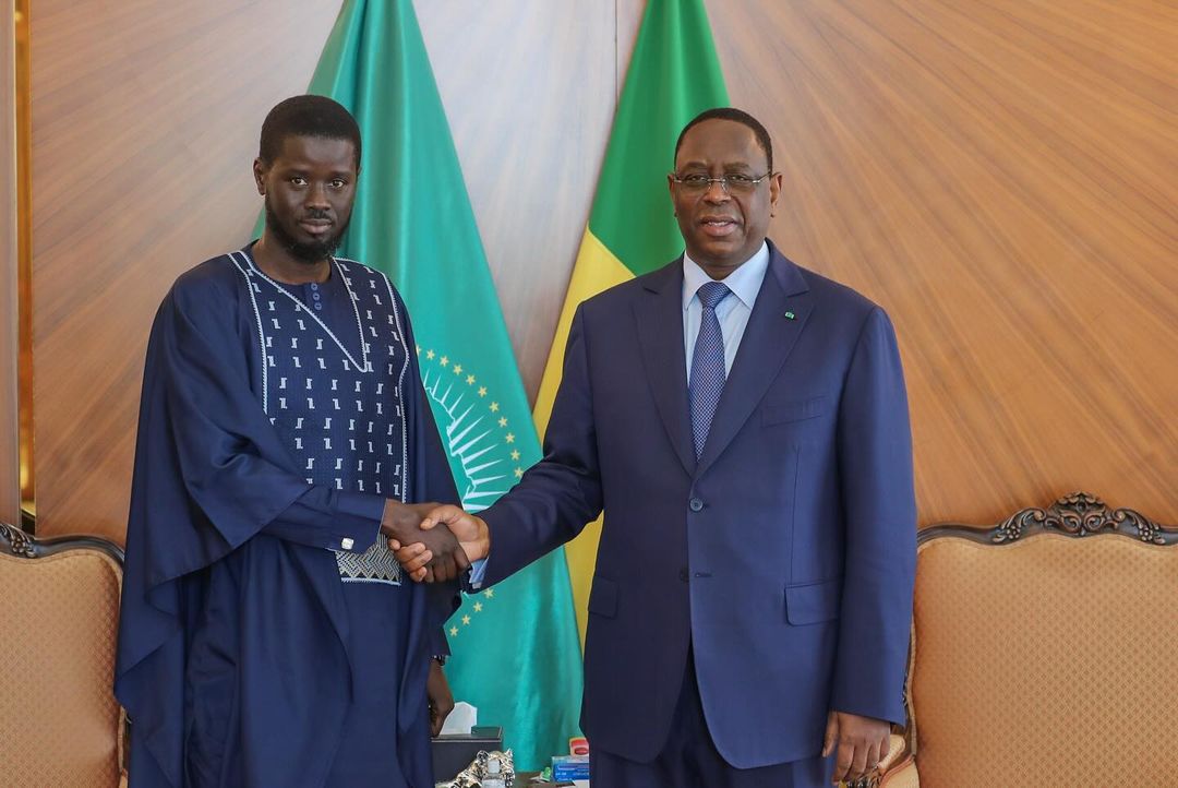 Le Président Macky Sall, a reçu ce jeudi, son successeur le Président Bassirou Diomaye Faye, élu au premier tour de la Présidentielle 2024