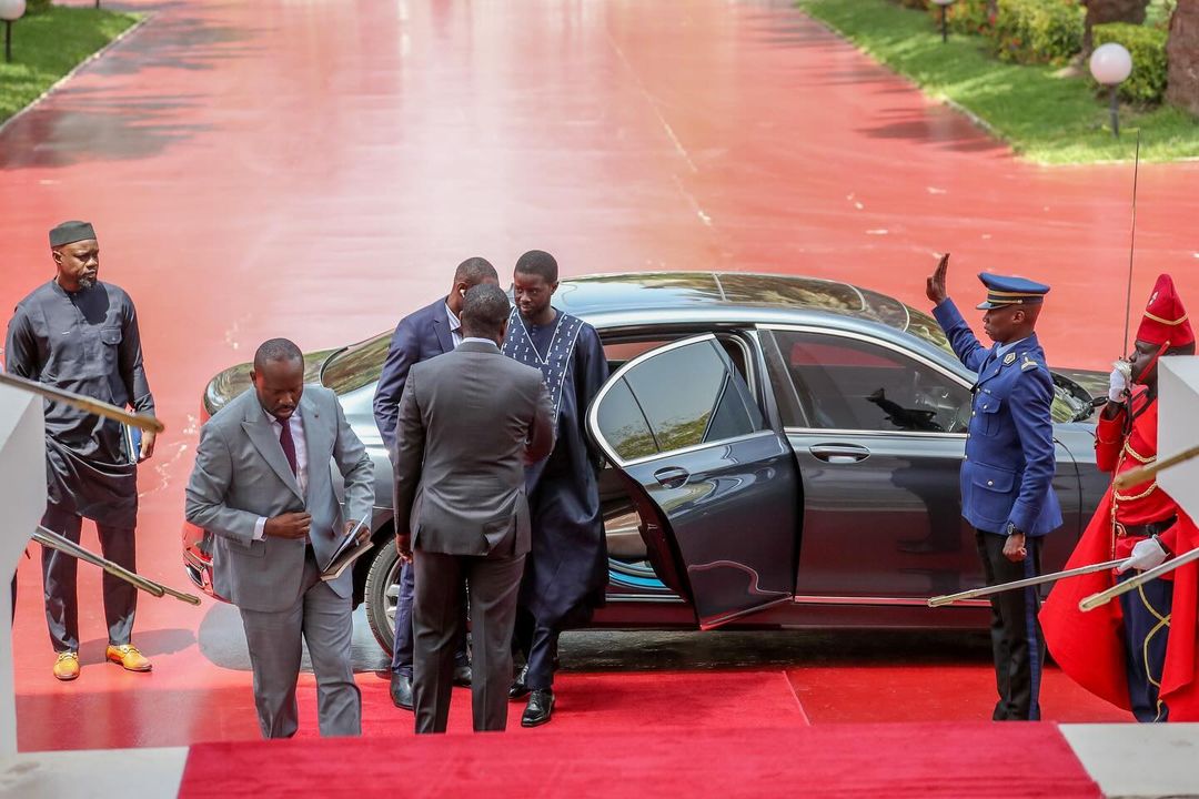 Le Président Macky Sall, a reçu ce jeudi, son successeur le Président Bassirou Diomaye Faye, élu au premier tour de la Présidentielle 2024