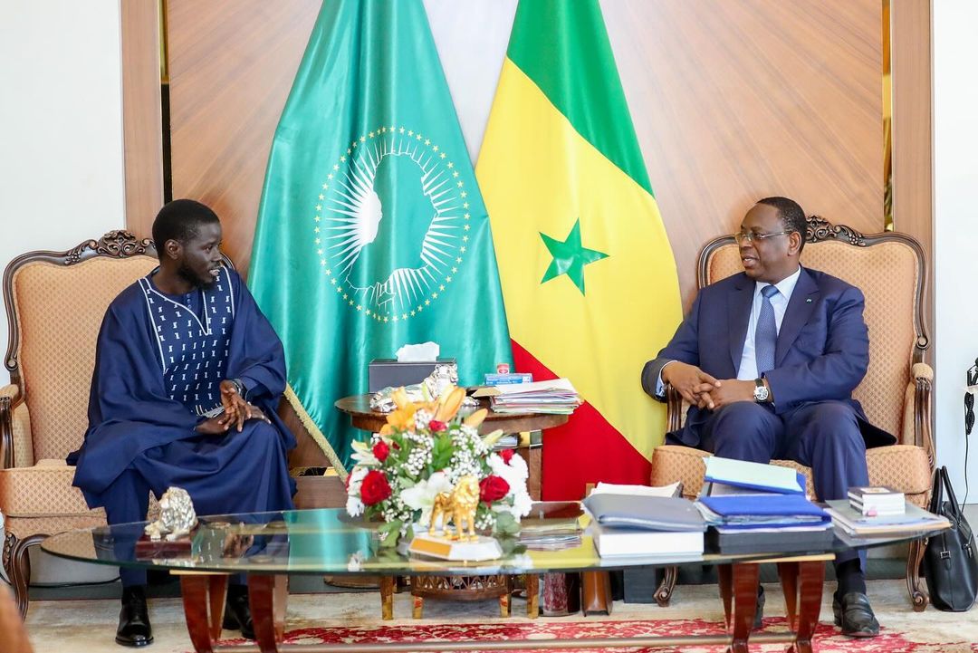 Le Président Macky Sall, a reçu ce jeudi, son successeur le Président Bassirou Diomaye Faye, élu au premier tour de la Présidentielle 2024