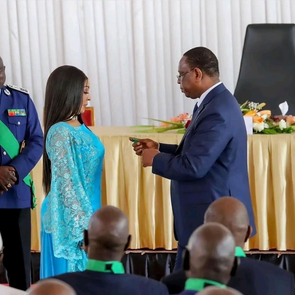 Youssou Ndour, Viviane, Mbaye Dièye Faye, élevés au grade d'Officier de l'Ordre national du Lion