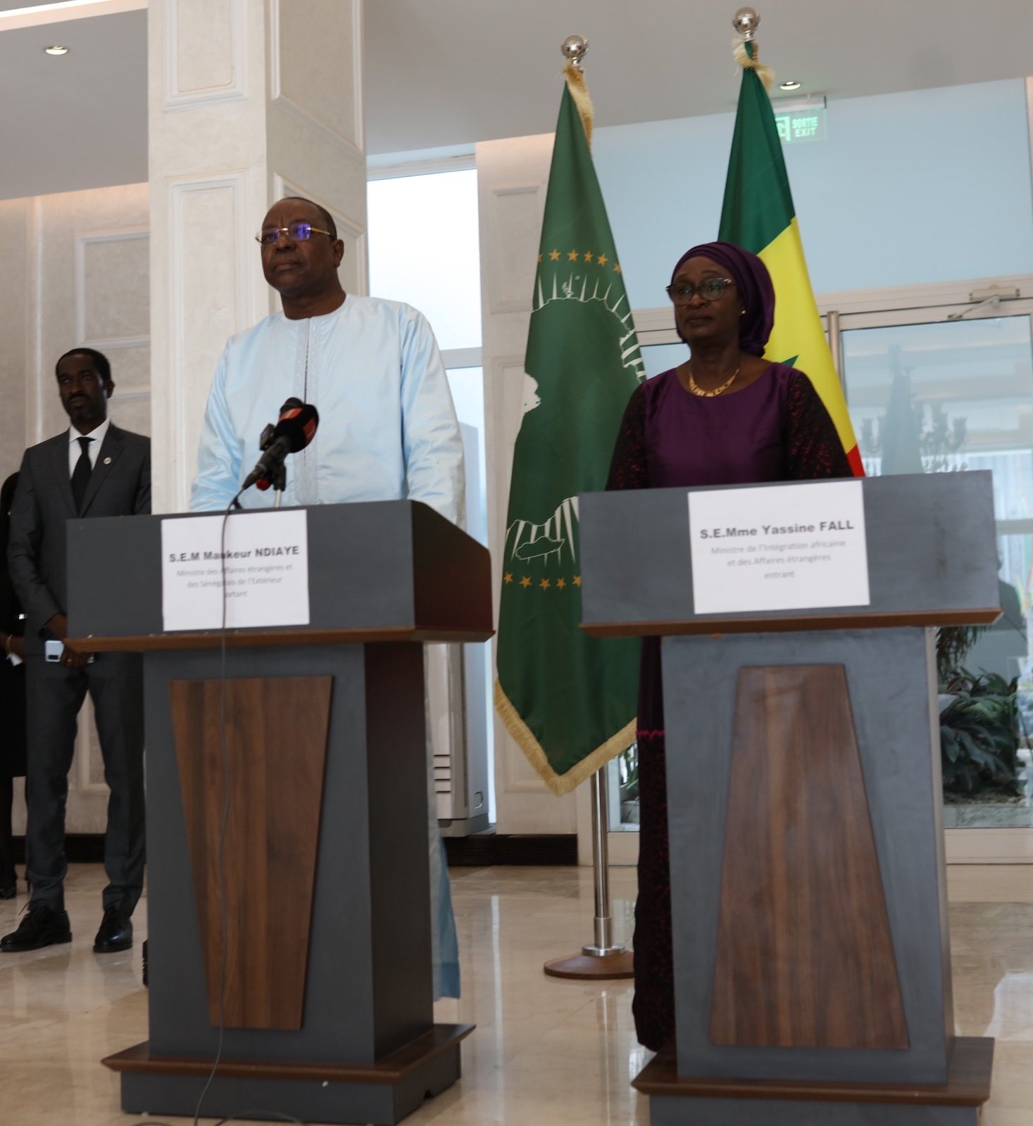 Affaires étrangères : Mankeur Ndiaye passe le témoin à Yacine Fall (PHOTOS) Affaires étrangères : Mankeur Ndiaye passe le témoin à Yacine Fall (PHOTOS)