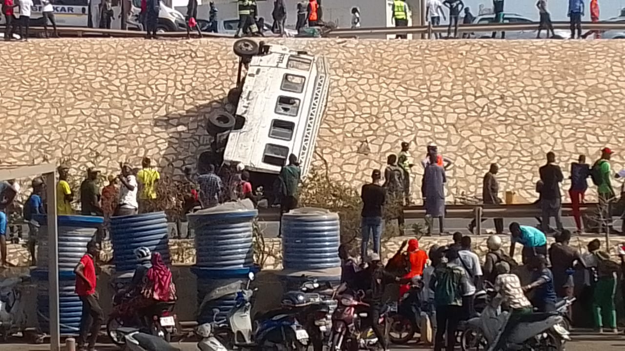 Accident spectaculaire: Un car  "Ndiaga Ndiaye" se renverse sur l'autoroute à péage à hauteur de Technopole de Pikine