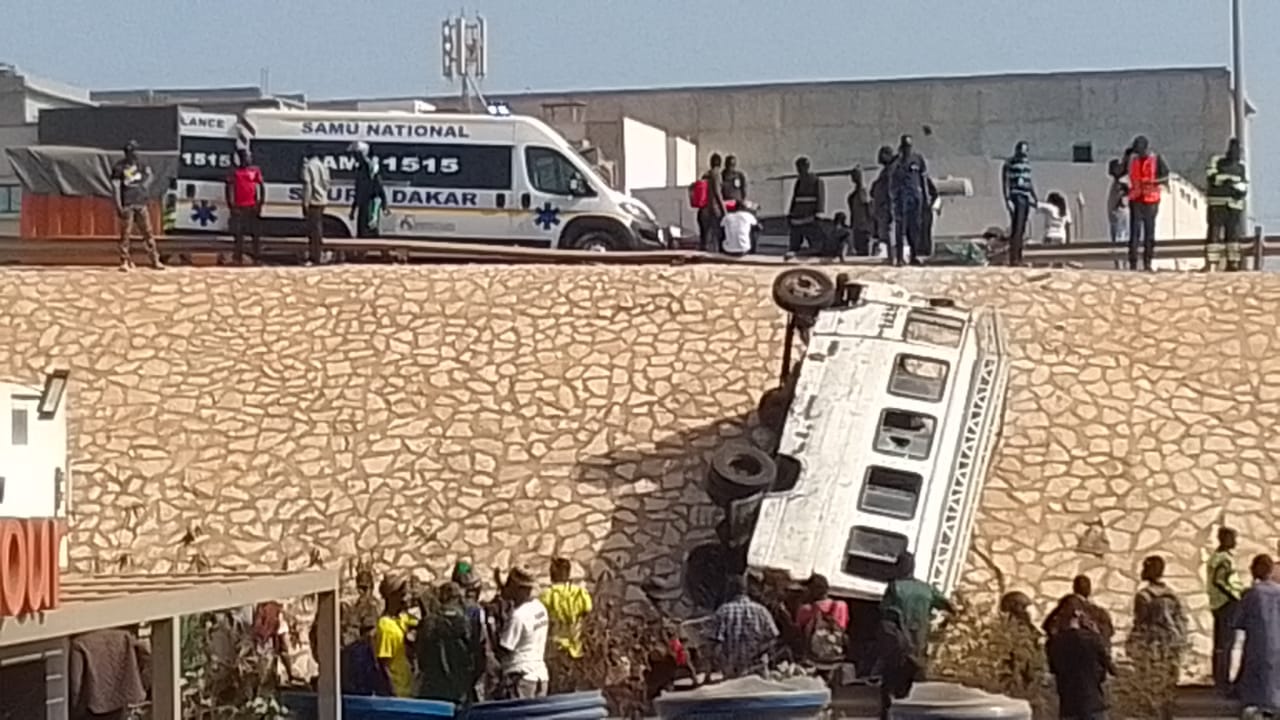 Accident spectaculaire: Un car  "Ndiaga Ndiaye" se renverse sur l'autoroute à péage à hauteur de Technopole de Pikine