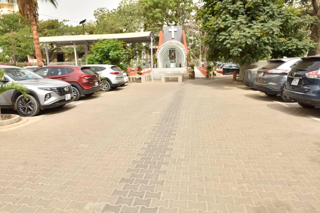 Visite de chantier de l’installation du système photovoltaïque de la Cathédrale de Dakar, par le maire Barthélémy Dias (Photos) Visite de chantier de l’installation du système photovoltaïque de la Cathédrale de Dakar, par le maire Barthélémy Dias (Photos)