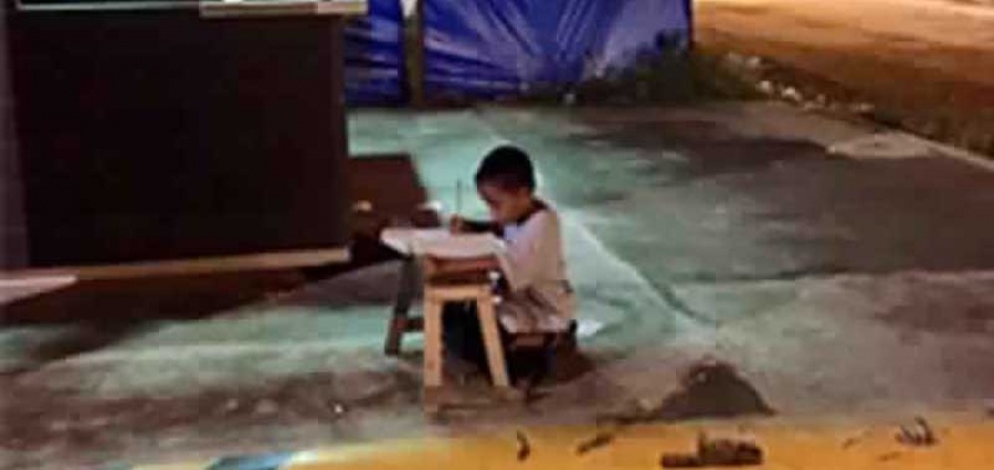 Ce garçon de 9 ans faisait ses devoirs dans la rue grâce à la lumière d'un Mc Donald's: la photo d'une étudiante allait changer sa vie