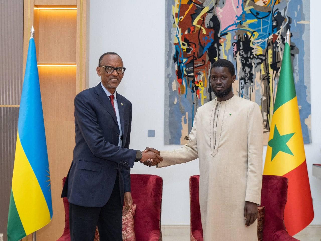 Paul Kagamé en  visite de travail à Dakar : Les images de son arrivée à l'aéroport militaire Léopold Sédar Senghor