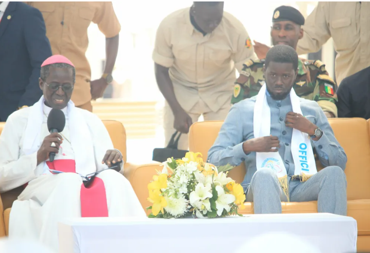 Pèlerinage de Popenguine: L’arrivée du Président Bassirou Diomaye en compagnie de la Première dame Absa Faye(Photos) Pèlerinage de Popenguine: L’arrivée du Président Bassirou Diomaye en compagnie de la Première dame Absa Faye(Photos)