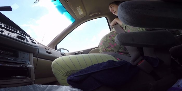VIDEO : Cette maman donne naissance à un bébé de 4,5 kg... dans la voiture en direction de l'hôpital ! Le sang-froid du couple est absolument remarquable...
