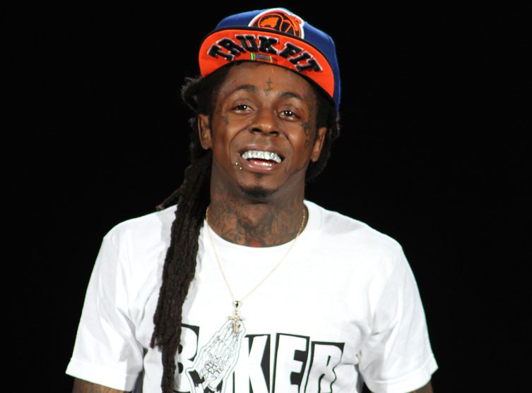 Lil Wayne s'al­lume un joint en plein vol, le pilote de son jet privé le ramène à l’aé­ro­port