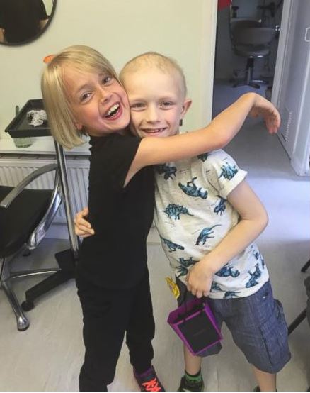 Voilà ce qui s'est passé quand cette petite fille a vu son amoureux perdre ses cheveux à cause d'un cancer ! Sa réaction tellement adorable...