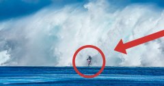 En bricolant sa moto, il réussit à rouler sur la mer et surfe des vagues immenses à Tahiti ! LA vidéo de l'année, à voir absolument..