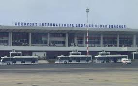 Aéroport Léopold Sédar Senghor : La piste principale toujours sous l'emprise des constructions