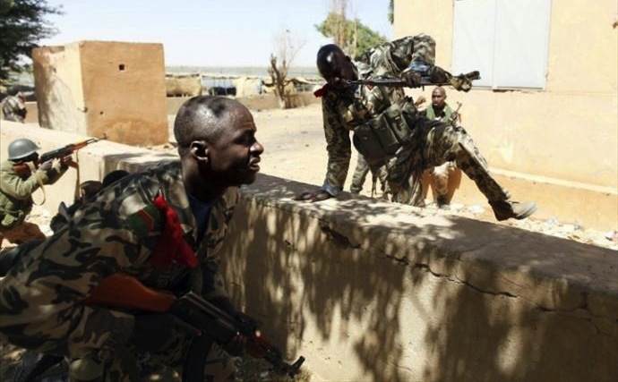 Mali: prise d'otages toujours en cours dans un hôtel à Sévaré, 8 morts dont 3 militaires