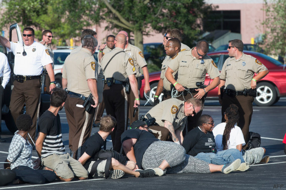 Ferguson: manifestation malgré l'état d'urgence