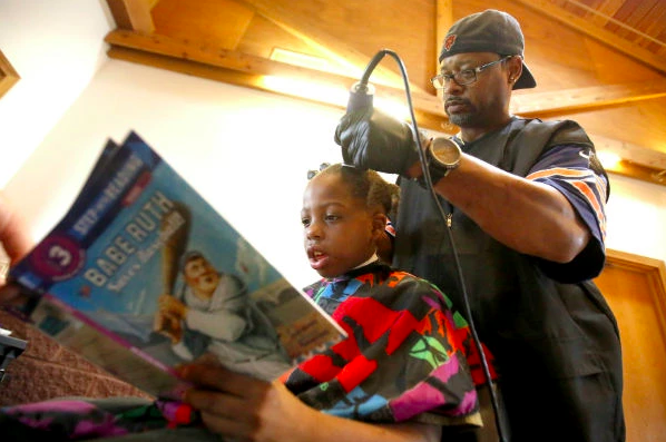 Comment faire lire ses enfants ? Ce coiffeur a trouvé une solution vraiment imparable !