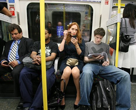 Il lui fait une remarque dans la métro, à cause de sa jupe trop courte... C'était sans compter sur une vieille dame qui se trouvait à côté ! Elle l'a vraiment remis à sa place...