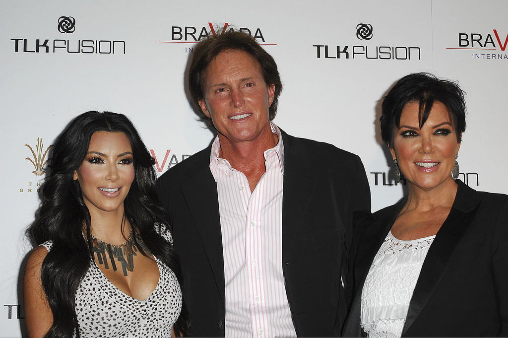 Kris Jenner mal à l'aise face à Caitlyn Jenner ? Kim Kardashian la défend !