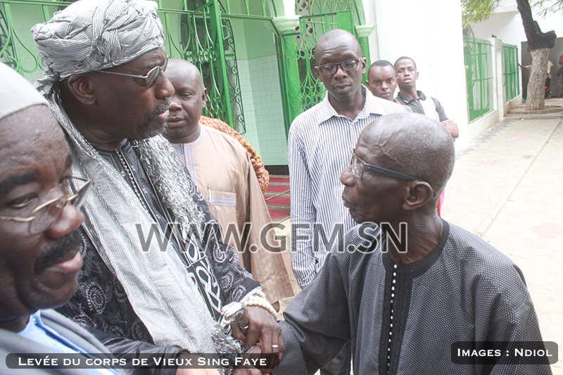 Doudou Ndiaye Rose serrant la main à Abdoulaye Makhtar Diop, hier, à la levée du corps de Vieux Sing Faye
