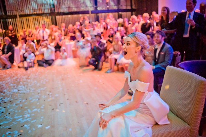 Toutes les filles en rêvent. Pour leur mariage, il surprend sa femme et le résultat est énorme !