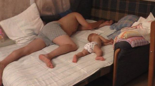 Quand un petit garçon veut tout faire comme son père, ça donne des photos absolument adorables ! La 7e est ma préférée…