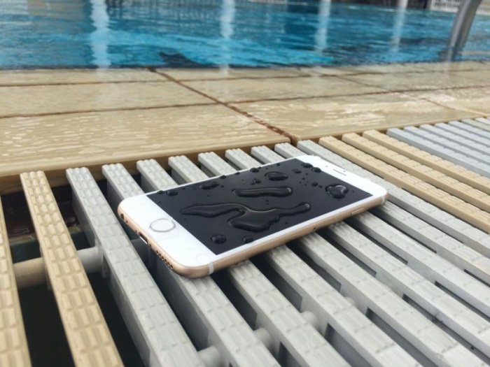 6 choses à faire absolument quand votre smartphone a pris l’eau !