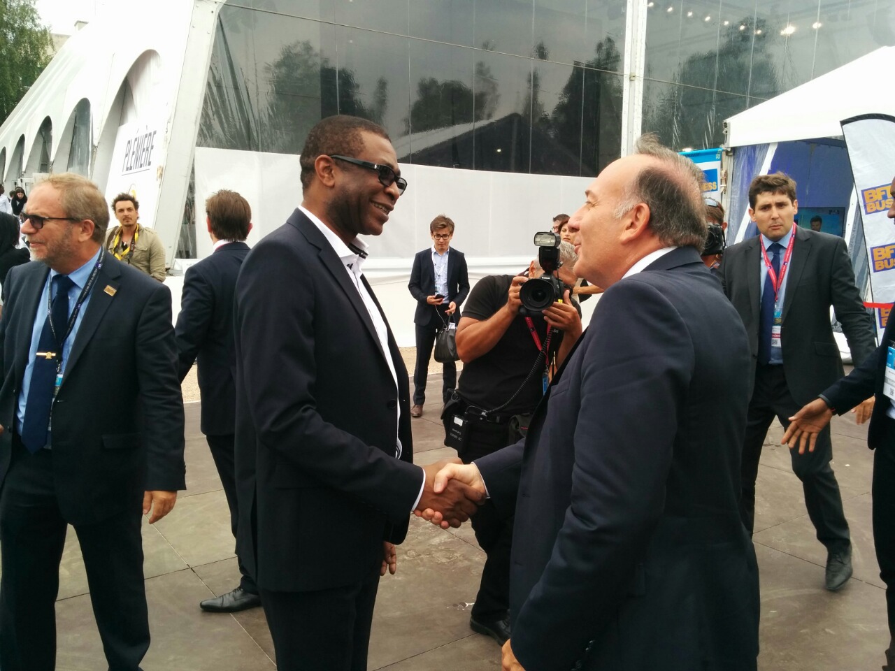 Au Medef, Youssou N'Dour "Maintenant les jeunes Africains vont à Istanbul ou Dubaï. Paris ne fait plus rêver" ( Photos - Vidéo) Au Medef, Youssou N'Dour "Maintenant les jeunes Africains vont à Istanbul ou Dubaï. Paris ne fait plus rêver" ( Photos - Vidéo)