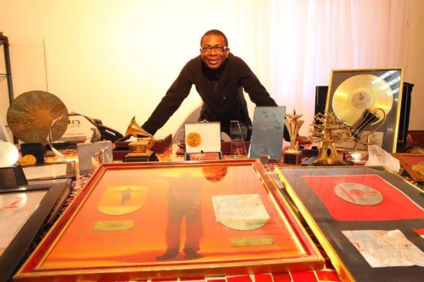 Youssou Ndour et ses trophées !