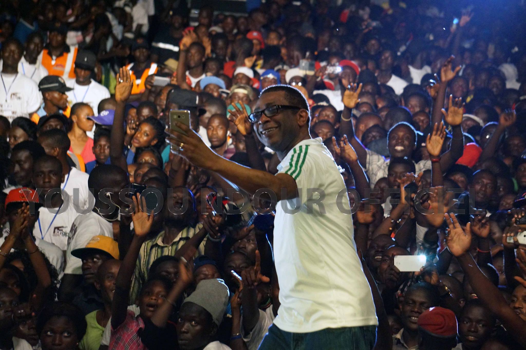 Youssou Ndour en mode Selfie avec ses fans de Ziguinchor 