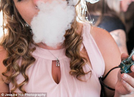 Pour leur mariage, pas d’alcool… mais de la marijuana à la place ! Détendus…