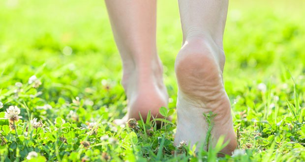 Ce qui arrive à votre corps lorsque vous marchez pieds nus 5 minutes par jour