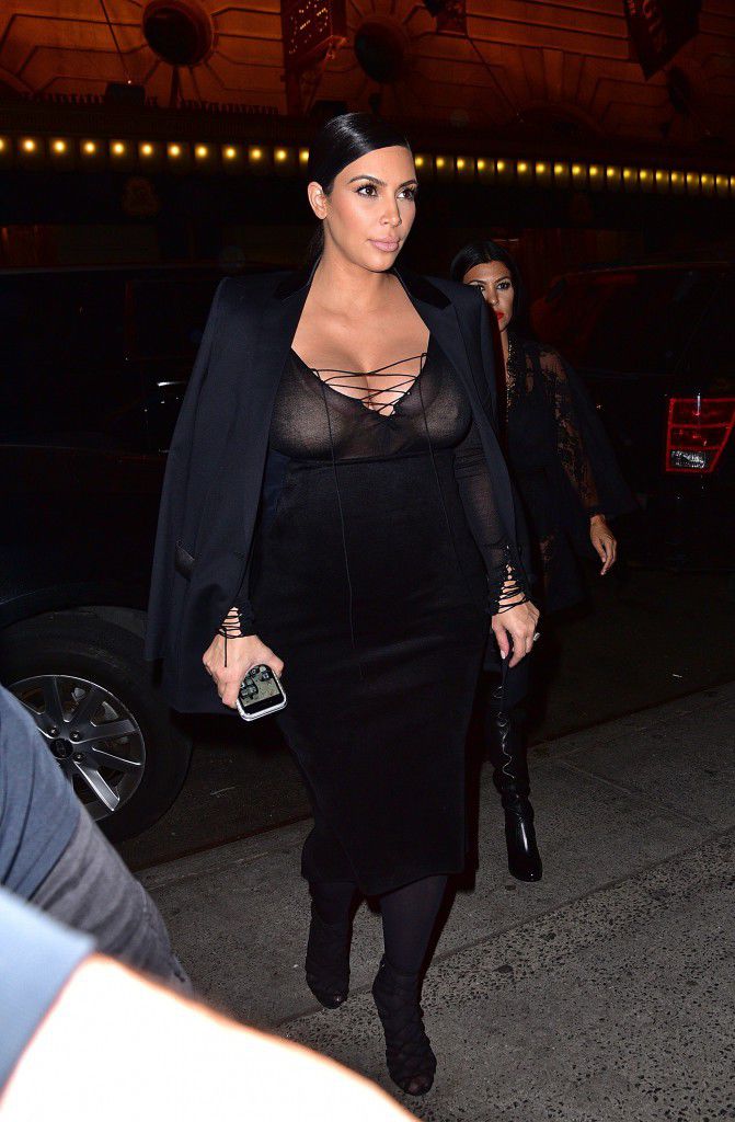 Photos : Kim Kardashian complexée par ses formes "Je cache mes gros bras et mes fesses" !