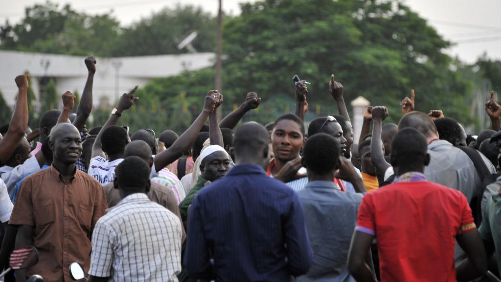 Des gens manifestent sur la place de la Nation à Ouagadougou à la suite de la prise d'otage du président et du Premier ministre, le 16 septembre.