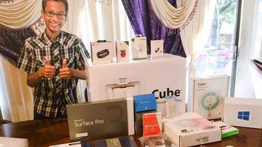 Le jeune Ahmed couvert de cadeaux par Microsoft