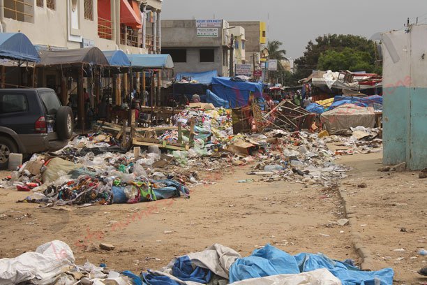 Marché Hlm : Le maire demande aux commerçants de nettoyer les lieux, s'ensuit une violente bagarre