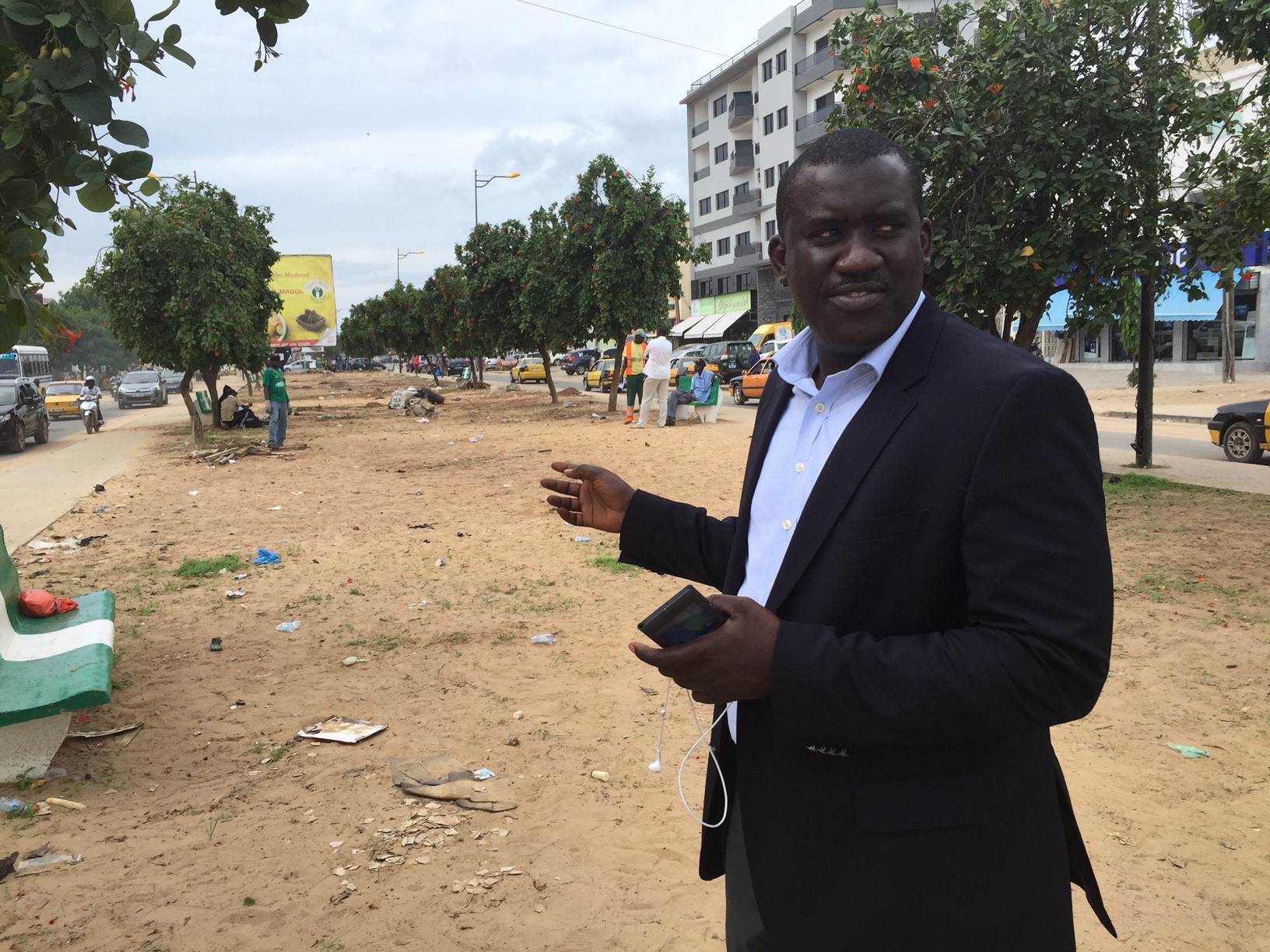 Moussa Tine en train de superviser himself le nettoiement des 2 voies de Liberté 6...