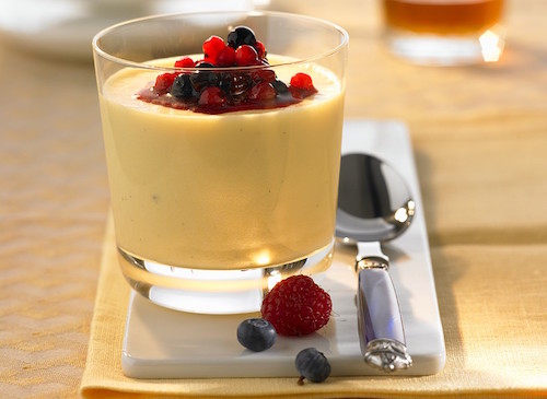 Crèmes au chocolat blanc et aux fruits rouges