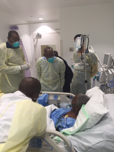 Le ministre Mankeur au chevet d'une pèlerine sénégalaise internée dans un hôpital de Djeddah