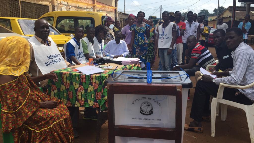 Bureau de vote en plein air dans un quartier du port de Conakry (RFI/Guillaume Thibault)