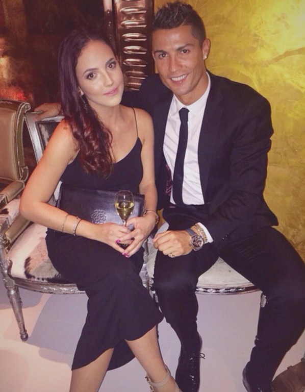 Cristiano Ronaldo démasqué au bras de sa nouvelle petite amie
