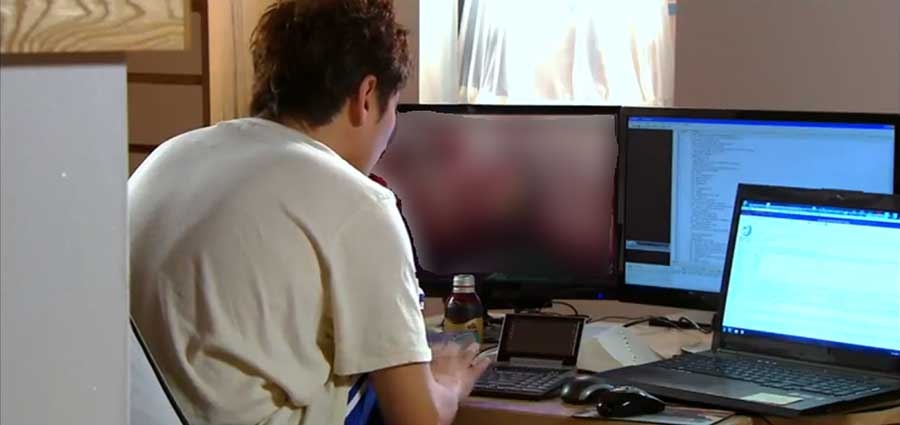 Pendant 5 à 12 heures par jour, il regardait des couples occupés à faire l'amour après avoir piraté leur ordinateur