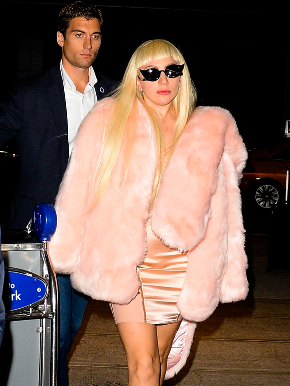 Lady Gaga voit la vie en rose en Pinko