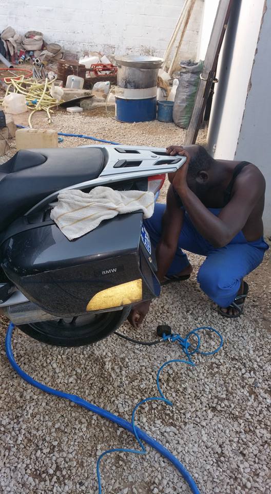 Daouda Faye, le frère de la 1ère Dame, est un éleveur-bricoleur avec sa moto BMW de 14 000 000 FCfa