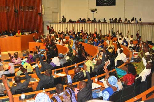 L'Assemblée nationale comme à la borne fontaine : Bagarres et insultes entre députés, Woré Sarr pique une crise