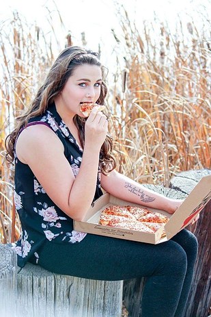 Cette fille en a marre des photos de couples alors elle pose avec une pizza