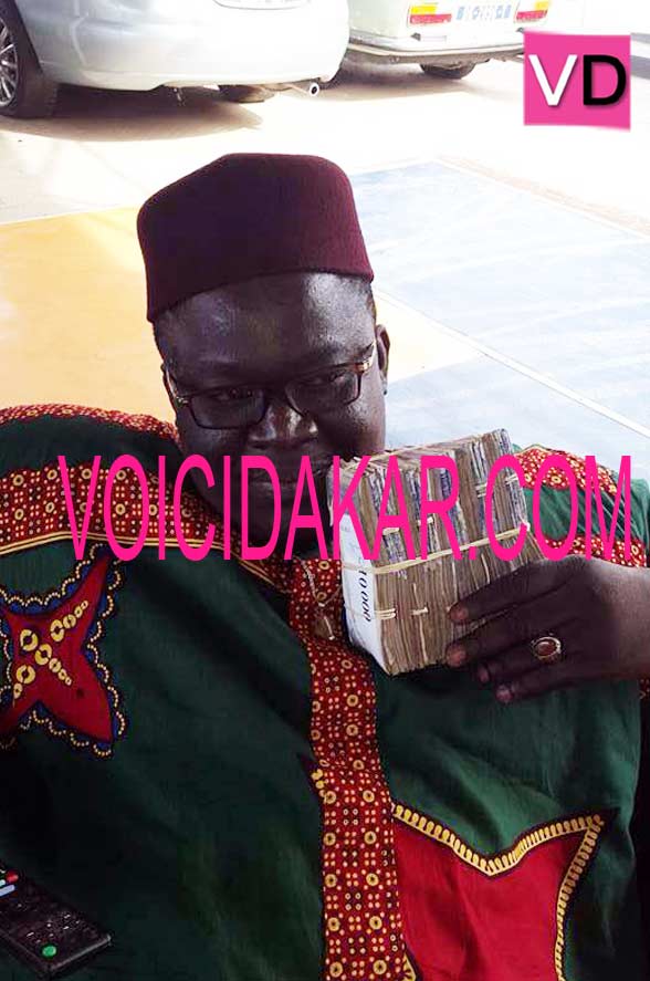 Le Jet setteur Mbaye Sène "Wendelo" brandit fièrement des liasses de billets de banque 