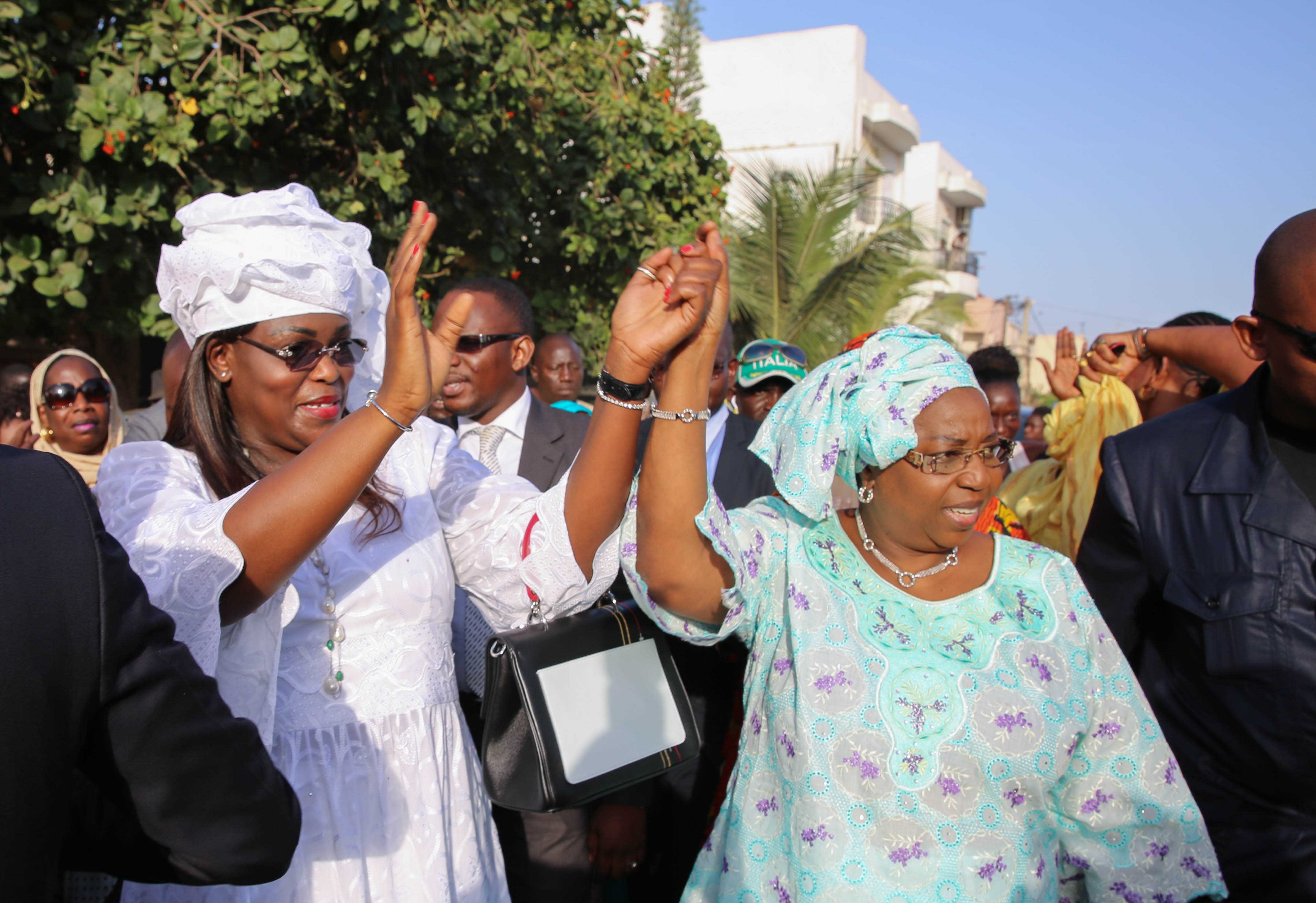 Pose de la première pierre de la maternité de Ouakam, Marième Faye Sall chaleureusement accueillie et remerciée par les populations