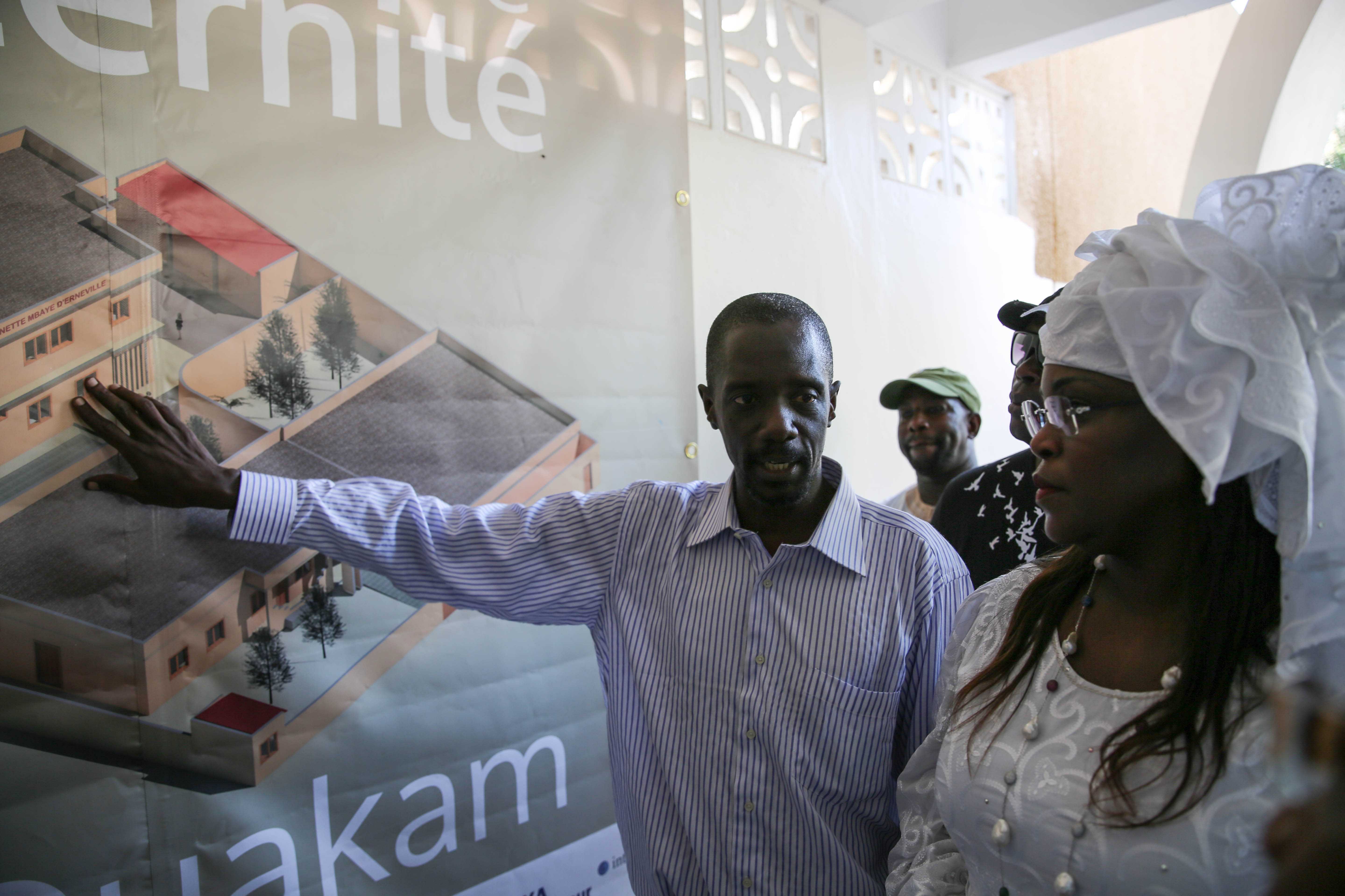 Pose de la première pierre de la maternité de Ouakam, Marième Faye Sall chaleureusement accueillie et remerciée par les populations