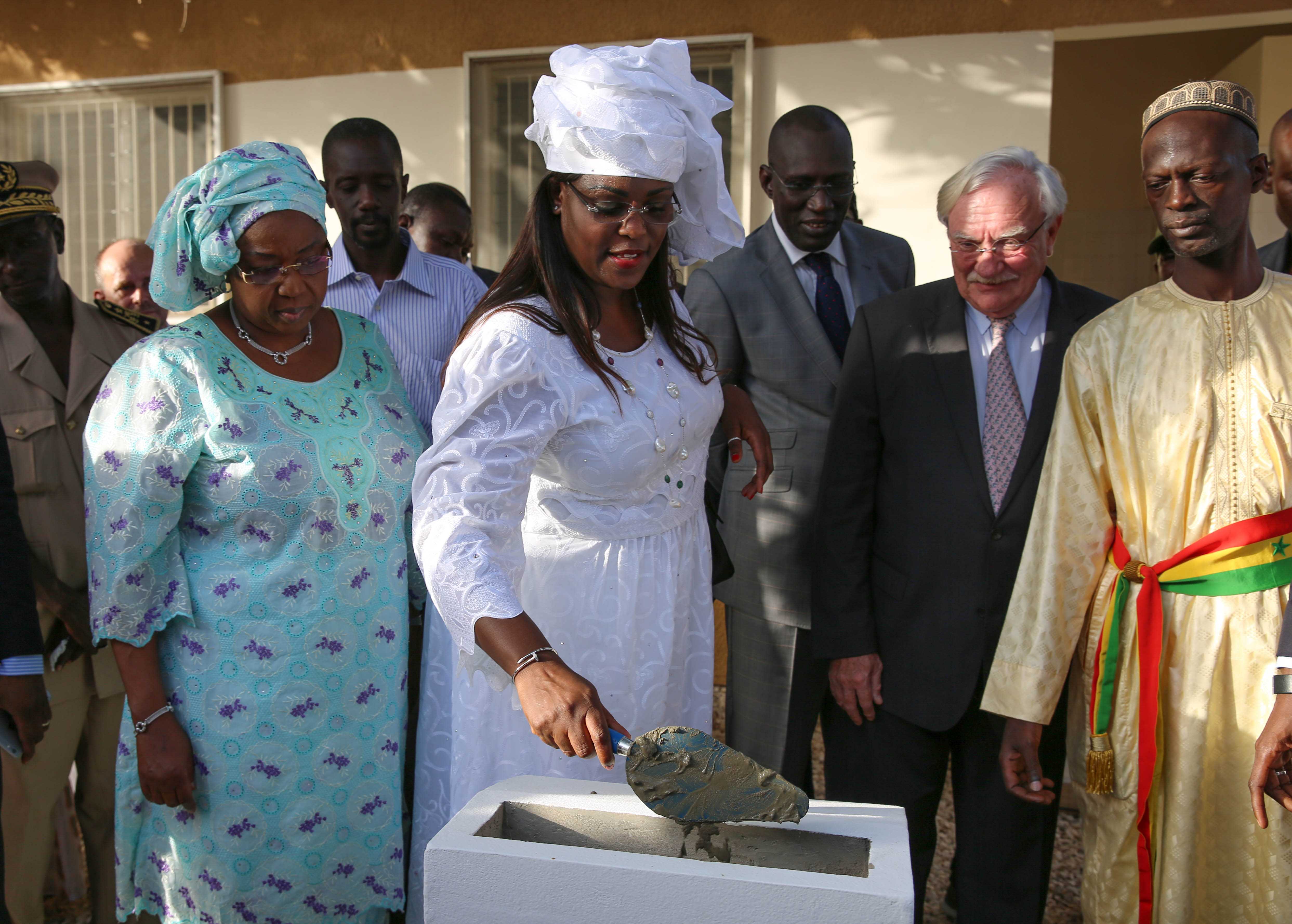 Pose de la première pierre de la maternité de Ouakam, Marième Faye Sall chaleureusement accueillie et remerciée par les populations